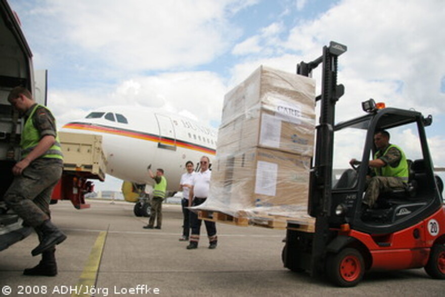 Zyklon in Birma: ADH Hilfsgüter werden zum Abtransport nach Birma verladen