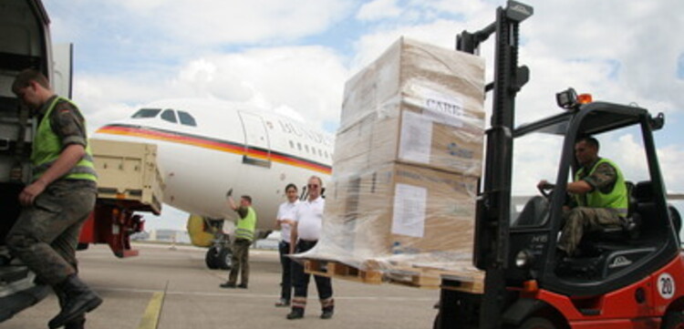 Zyklon in Birma: ADH Hilfsgüter werden zum Abtransport nach Birma verladen