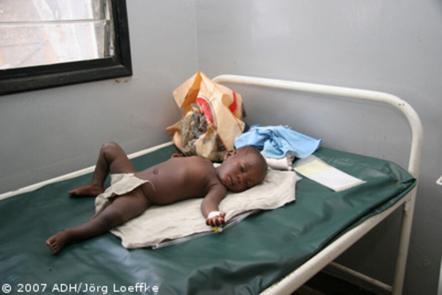 Flut Afrika: Kleinkind in Krankenhausbett
