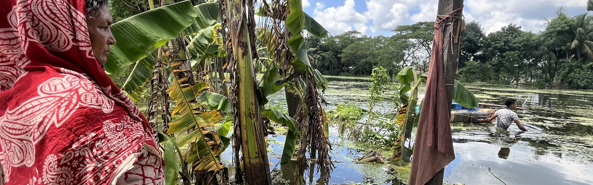 Eine Frau steht im Flutgebiet in Bangladesch