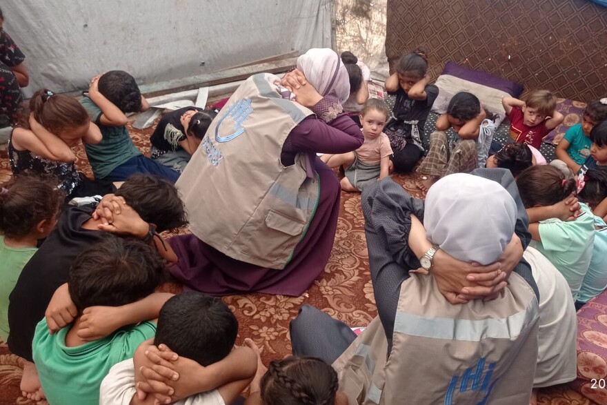 HI-Helferinnen zeigen in Gaza Kindern, wie sie sich bei Angriffen schützen können HI-Helferinnen zeigen in Gaza Kindern, wie sie sich bei Angriffen schützen können