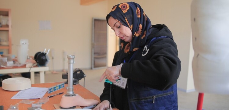 Technikerin Heba schraubt im Gazastreifen eine Prothese für ein Bein zusammen 