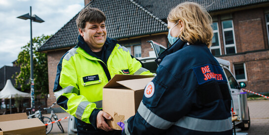 Dank der Unternehmensspende von Peloton können Jörg Bohlken und sein Team der Oldenburger Johanniter Hilfspakete an Bedürftige verteilen