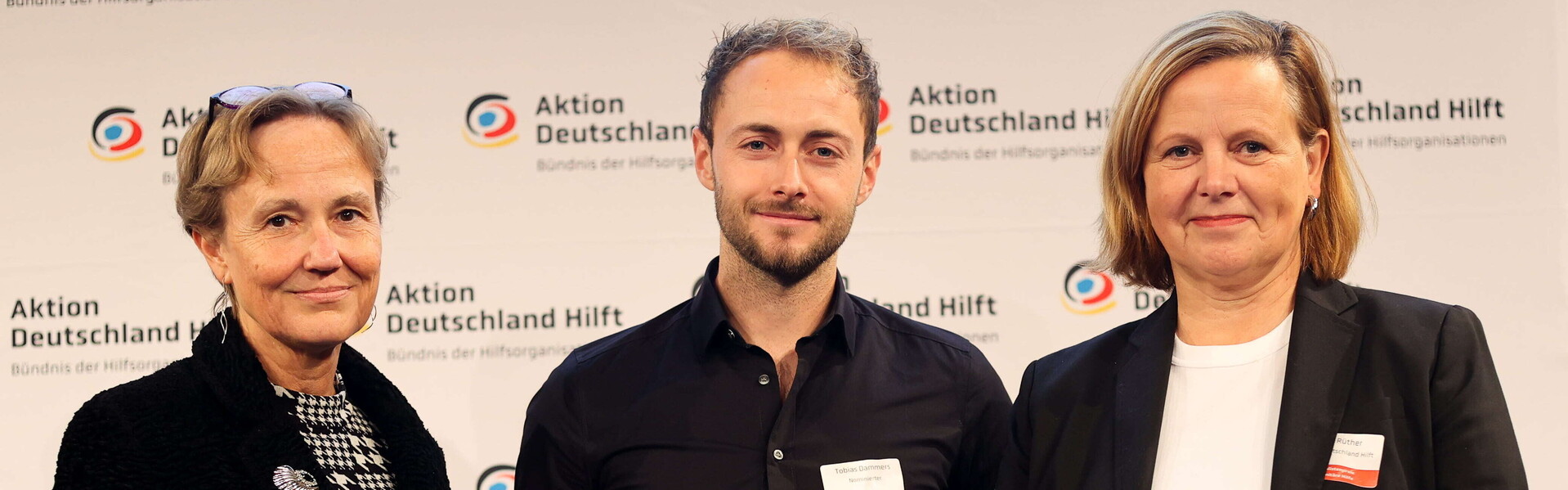 Preisverleihung Journalistenpreis Humanitäre Hilfe: Anka Feldhusen vom Auswärtigen Amt, Gewinner Tobias Dammers, Maria Rüther von Aktion Deutschland Hilft (von links)
