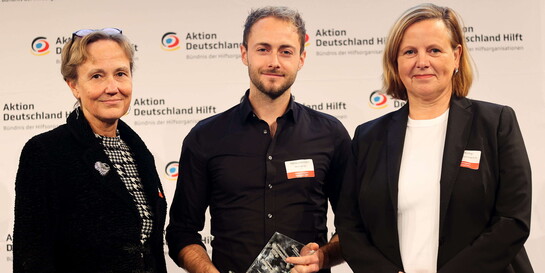 Preisverleihung Journalistenpreis Humanitäre Hilfe: Anka Feldhusen vom Auswärtigen Amt, Gewinner Tobias Dammers, Maria Rüther von Aktion Deutschland Hilft (von links)