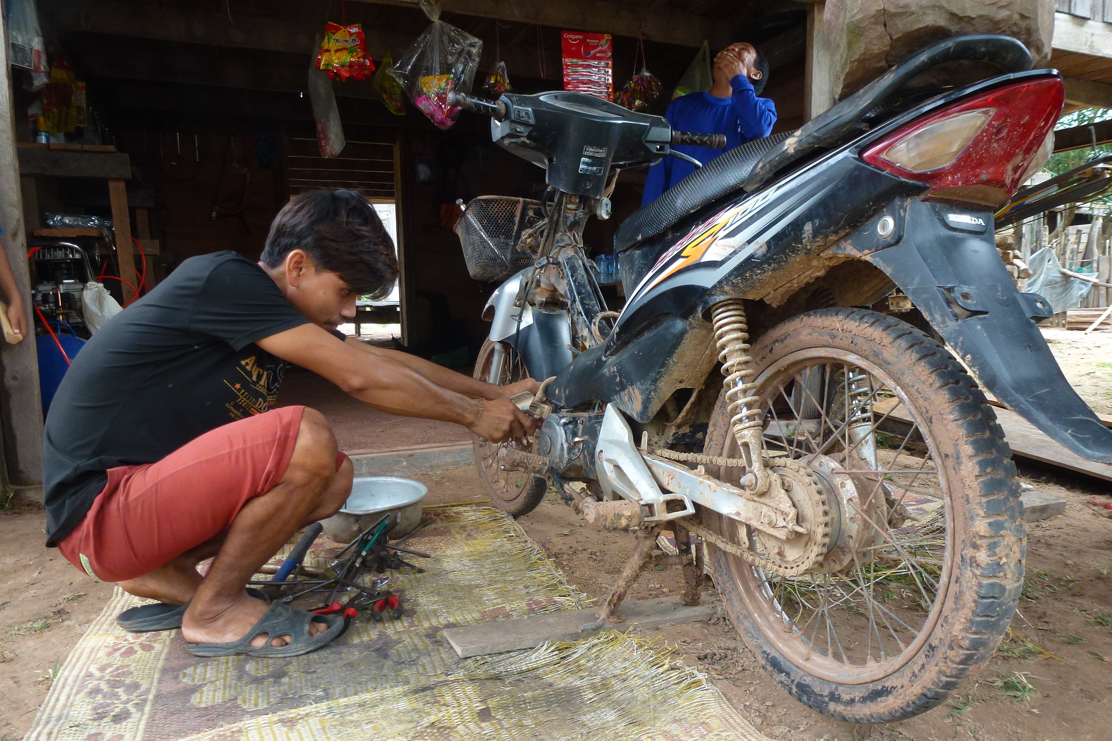 An Chandii kann als gelernter Mechaniker seine Familie ernähren An Chandii kann als gelernter Mechaniker seine Familie ernähren