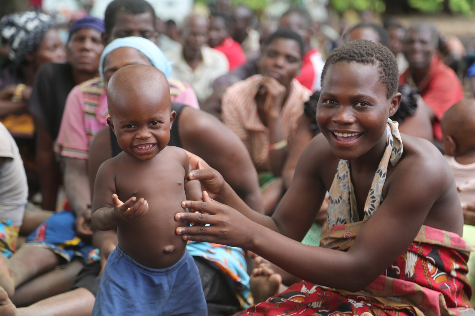 Frau und Kind nach Zyklon Idai in Malawi