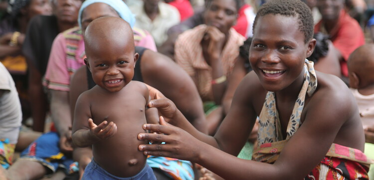Frau und Kind nach Zyklon Idai in Malawi Frau und Kind nach Zyklon Idai in Malawi