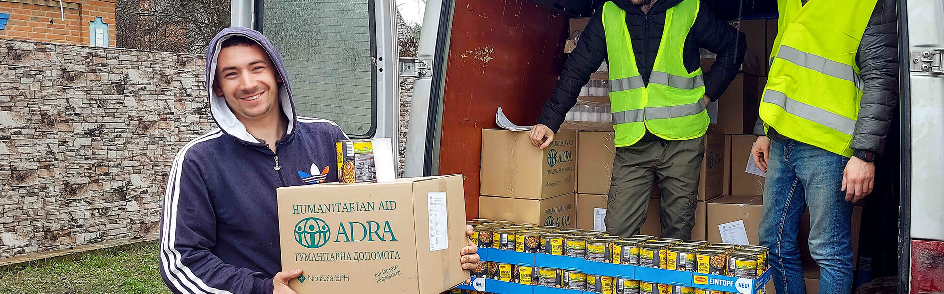 Helfer von ADRA entladen Hilfsgüter für Menschen in der Ukraine