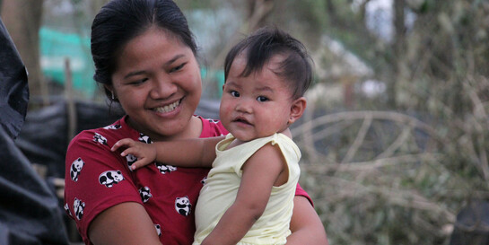 Eine Frau mit einem Kind auf den Philippinen (Symbolfoto) 