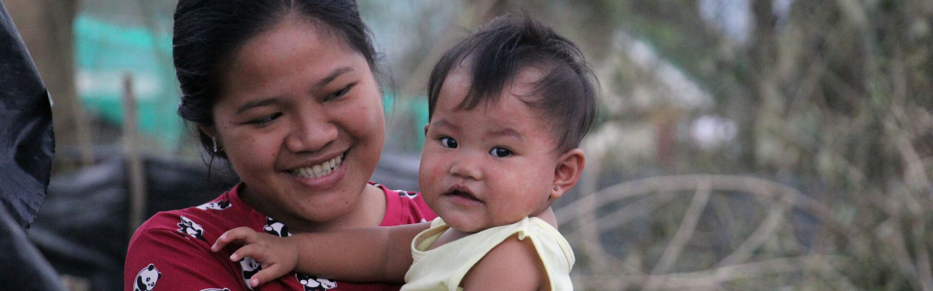 Eine Frau mit einem Kind auf den Philippinen (Symbolfoto) 