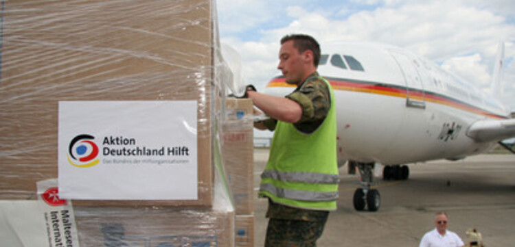 Zyklon in Birma: ADH Hilfsgüter werden zum Abtransport nach Birma verladen