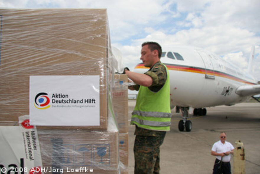 Zyklon in Birma: ADH Hilfsgüter werden zum Abtransport nach Birma verladen
