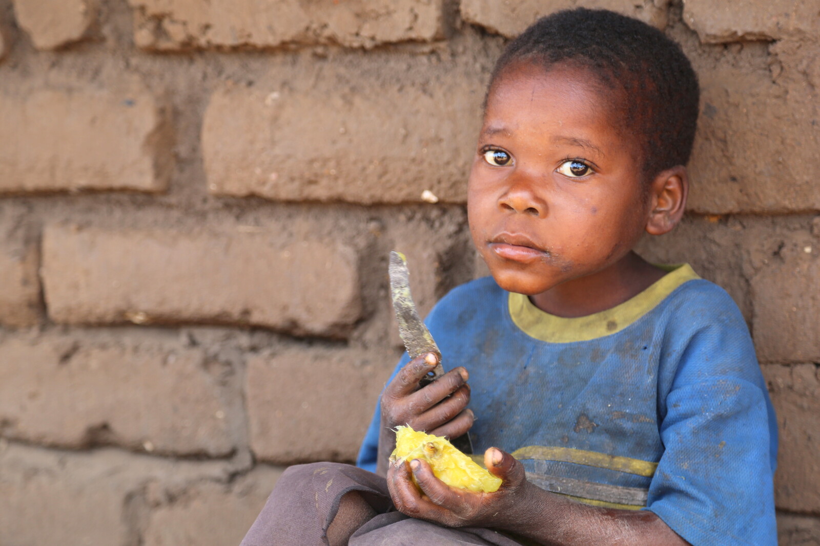 Ein Mädchen isst eine Mango während der Dürrekatastrophe in Afrika