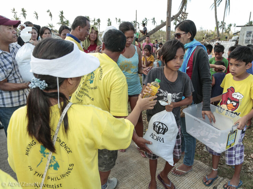 Hier verteilt die Hilfsorganisation ADRA Lebensmittelpakete an rund 300 Familien