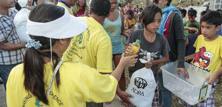Hier verteilt die Hilfsorganisation ADRA Lebensmittelpakete an rund 300 Familien