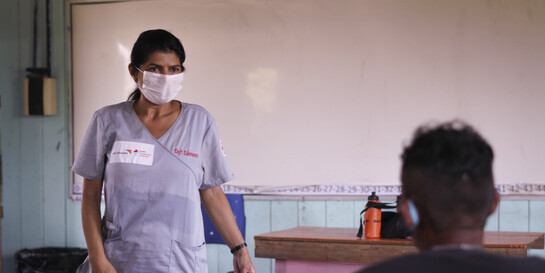 Eine Krankenschwester mit Mundschutz betreut einen Patienten in einem Krankenhaus in Brasilien