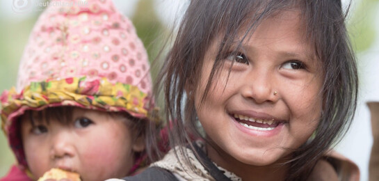 Ein Kind in Nepal nach dem Erdbeben.