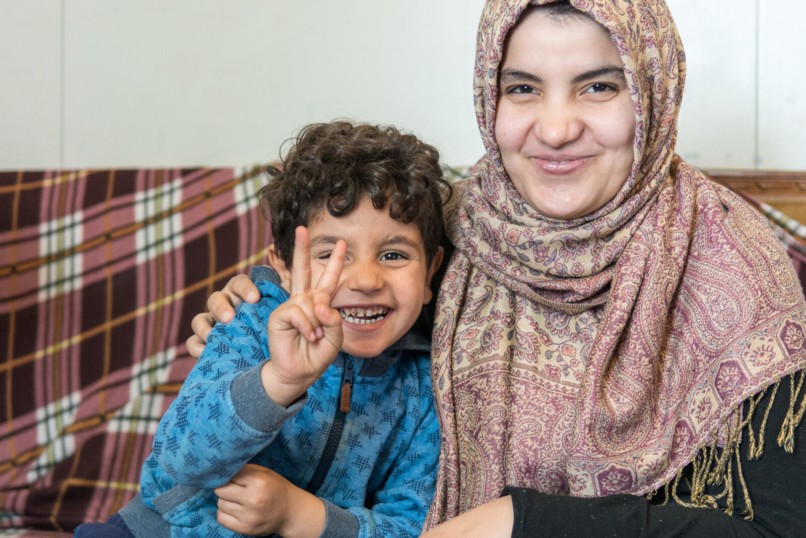 Eine Frau und ihr Sohn sind aus dem Irak geflohen - nun sind sie in einem Flüchtlingscamp in Griechenland