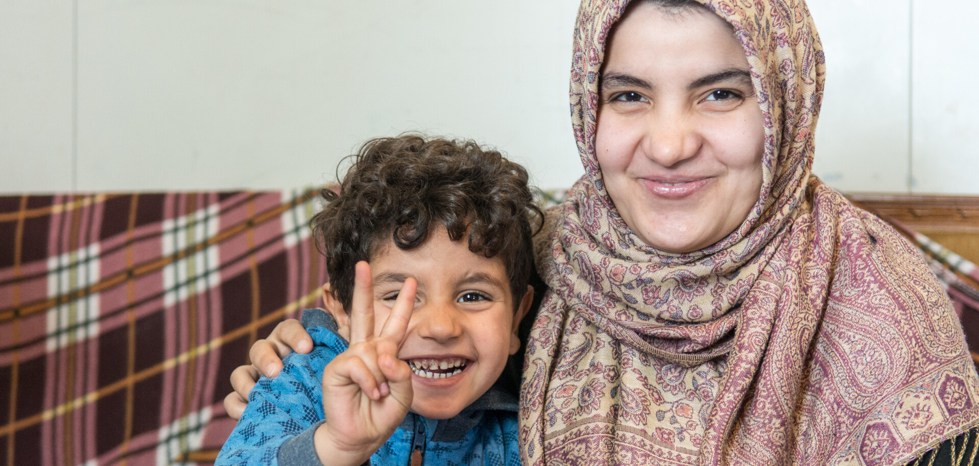 Eine Frau und ihr Sohn sind aus Syrien geflohen und nun in Griechenland in Sicherheit Eine Frau und ihr Sohn sind aus Syrien geflohen und nun in Griechenland in Sicherheit