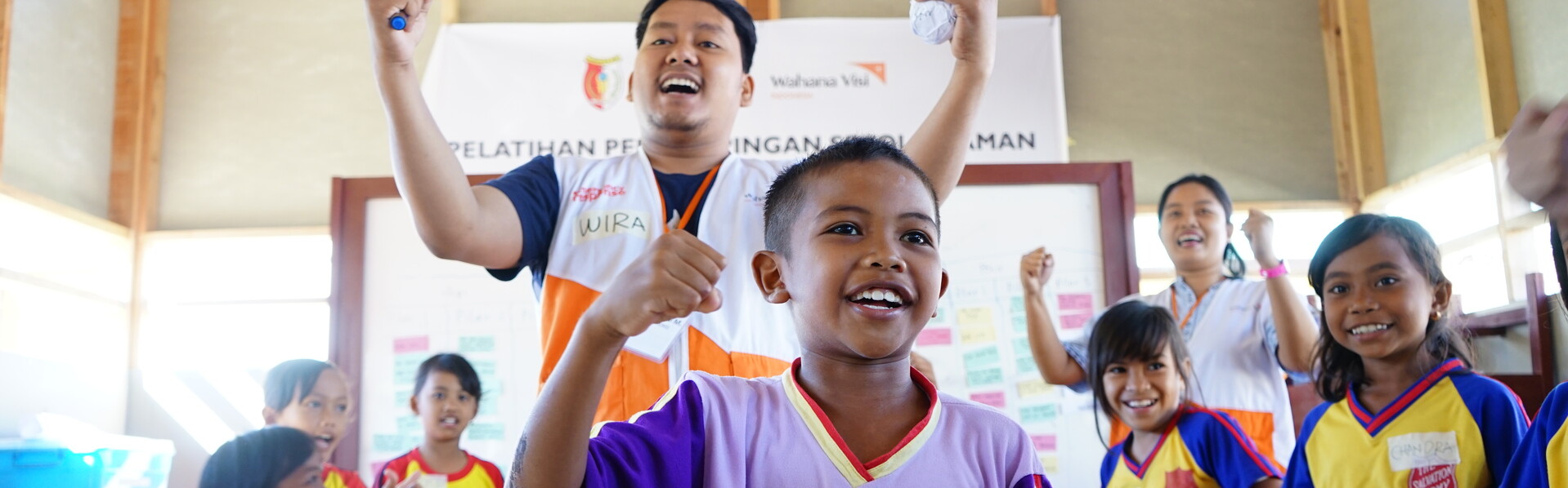 In Indonesien lernen Kinder spielerisch, wie sie sich bei Erdbeben schützen können 