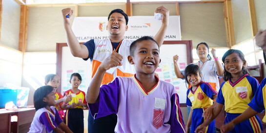 In Indonesien lernen Kinder spielerisch, wie sie sich bei Erdbeben schützen können 