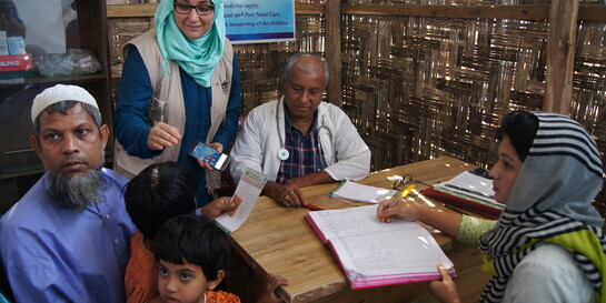 Geflüchtete Rohingya Familien werden in den Camps in Bangladesch medizinisch versorg