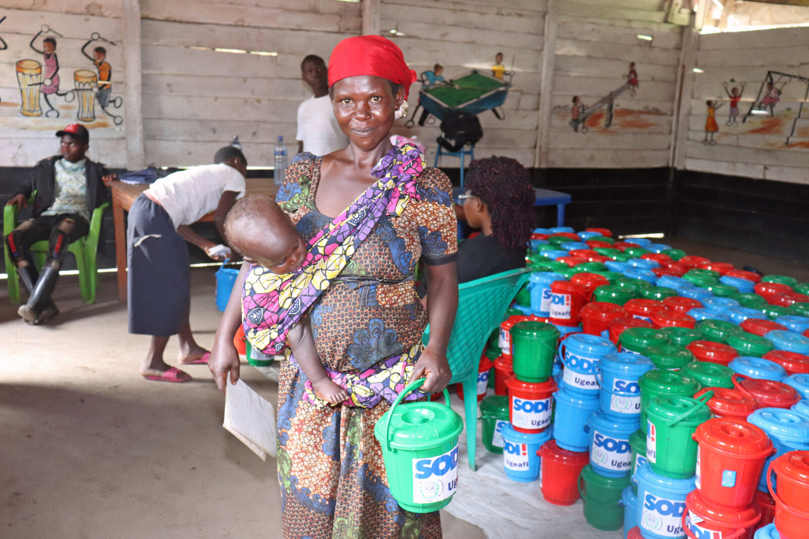 Eine Frau bei einem Hilfsprojekt von SODI in der DR Kongo