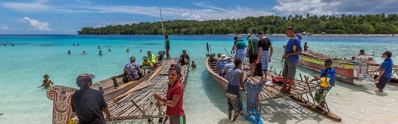 Menschen aus Papua-Neuguinea auf ihren selbst gebauten Booten