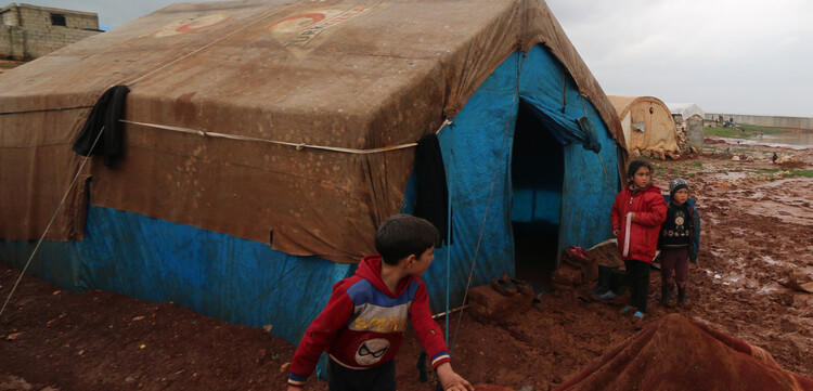 Kinder vor einem Zelt für Flüchtlinge in Nordsyrien