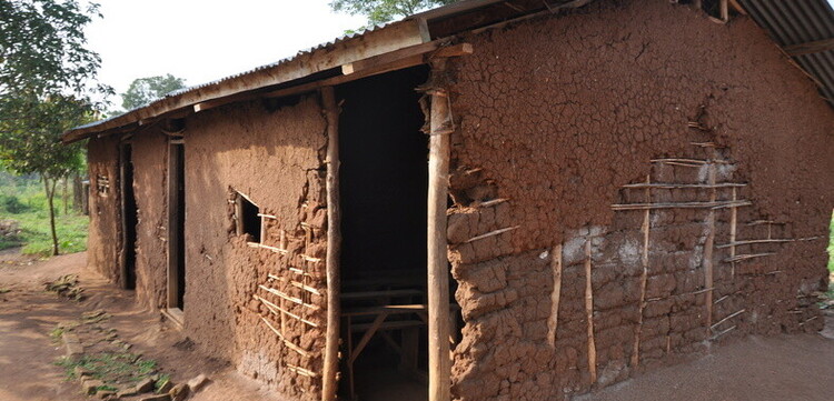 Die St. Veronica Community School vor dem Umbau durch die Hilfsorganisation LandsAid