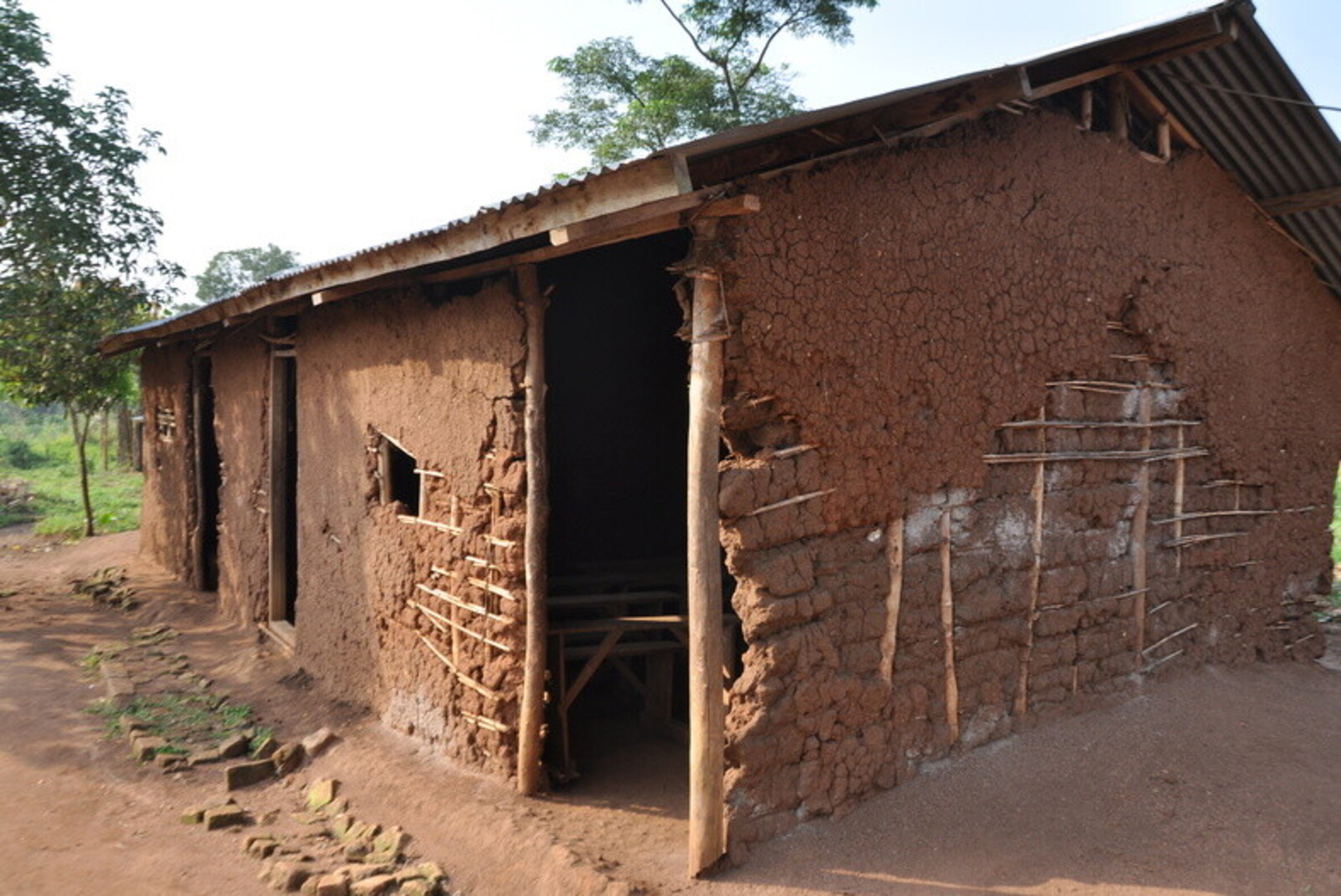 Die St. Veronica Community School vor dem Umbau durch die Hilfsorganisation LandsAid