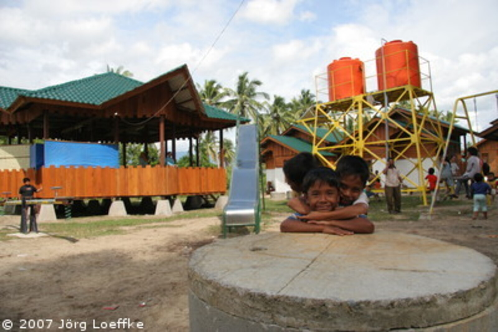Tsunami-Hilfe Indonesien: Kinder vor Gemeindezentrum und Wasserversorgung in Susoh