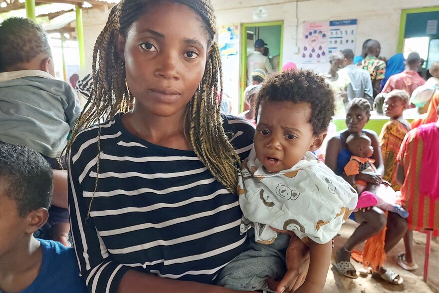 Eine Frau mit Kind in einer Klinik in Kakuma, Kenia Eine Frau mit Kind in einer Klinik in Kakuma, Kenia