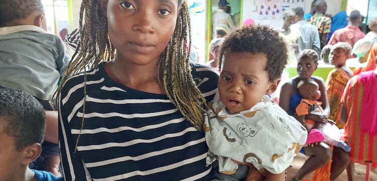 Eine Frau mit Kind in einer Klinik in Kakuma, Kenia Eine Frau mit Kind in einer Klinik in Kakuma, Kenia