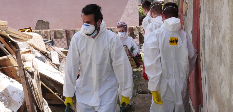 Helfer in Schutzanzügen beseitigen nach Überschwemmungen in Bosnien-Herzegowina den Schutt auf den Straßen, Help – Hilfe zur Selbsthilfe/Bosnien & Herzegowina Helfer in Schutzanzügen beseitigen nach Überschwemmungen in Bosnien-Herzegowina den Schutt auf den Straßen, Help – Hilfe zur Selbsthilfe/Bosnien & Herzegowina