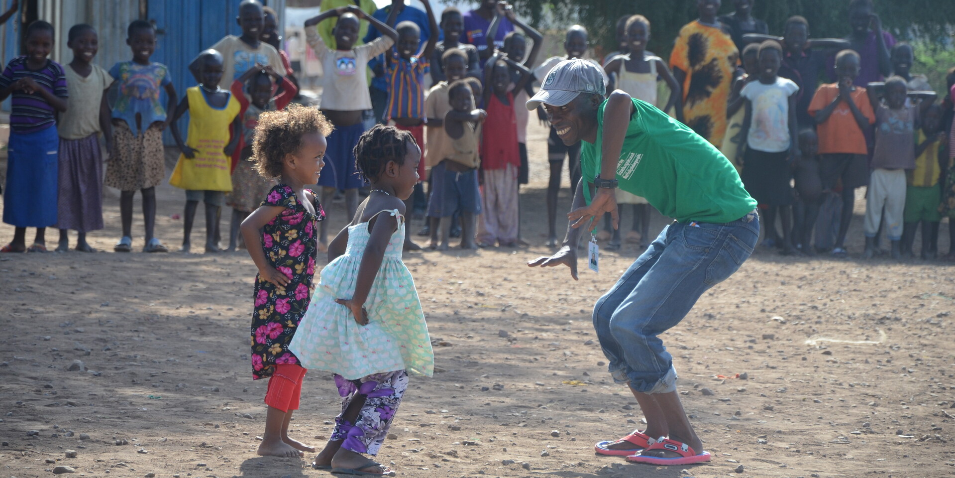 Kinder im kenianischen Flüchtlingscamp Kakuma lernen bei Tanztherapien ihre Traumata zu überwinden