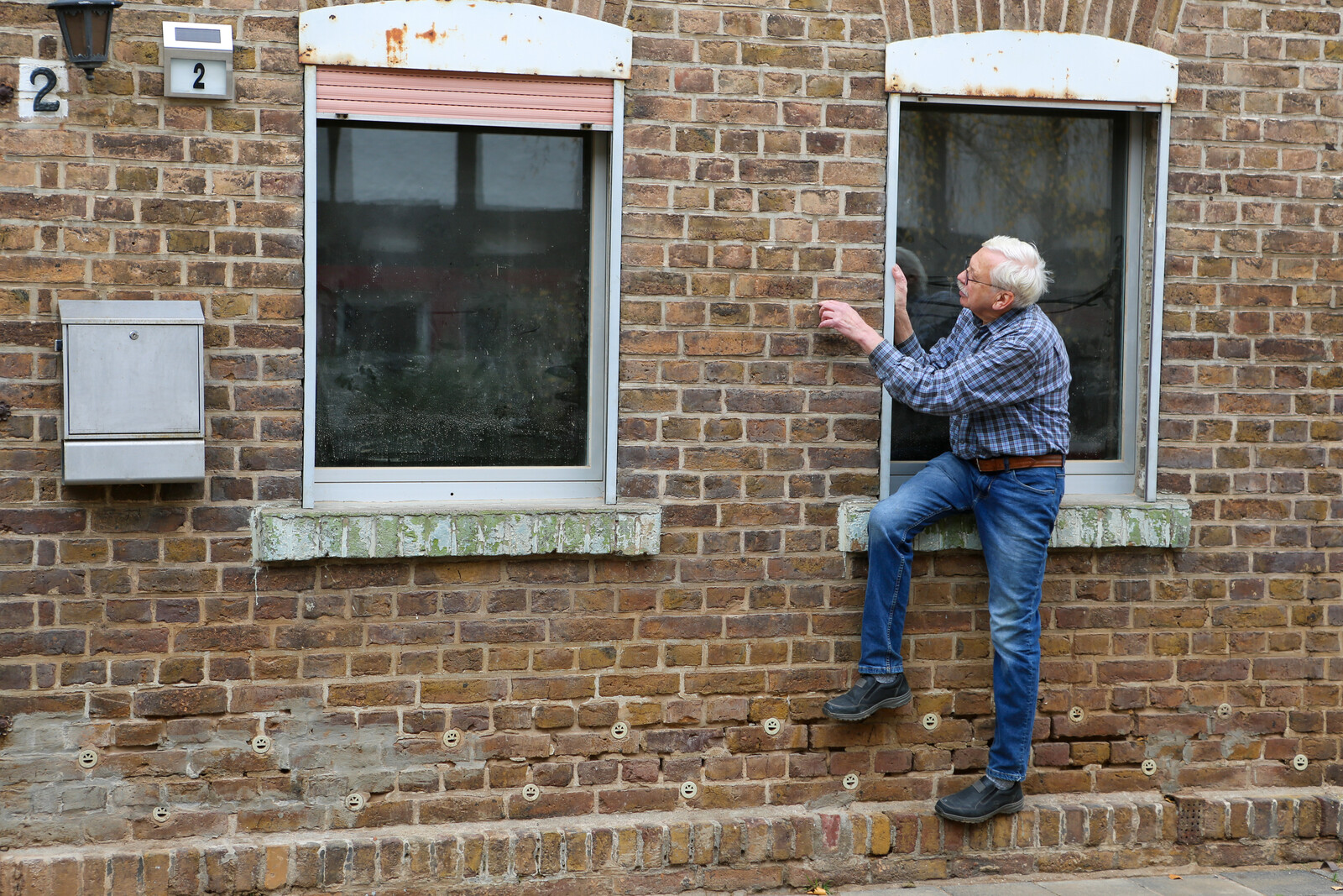 Nach dem Hochwasser: beschädigtes Haus in Wisskirchen und sein Besitzer