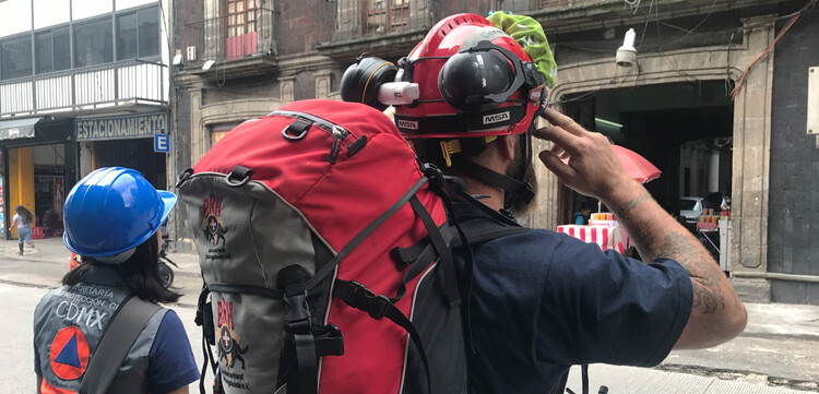 Helfer des Bundesverband Rettungshunde beim Hilfseinsatz nach dem Erdbeben in Mexiko