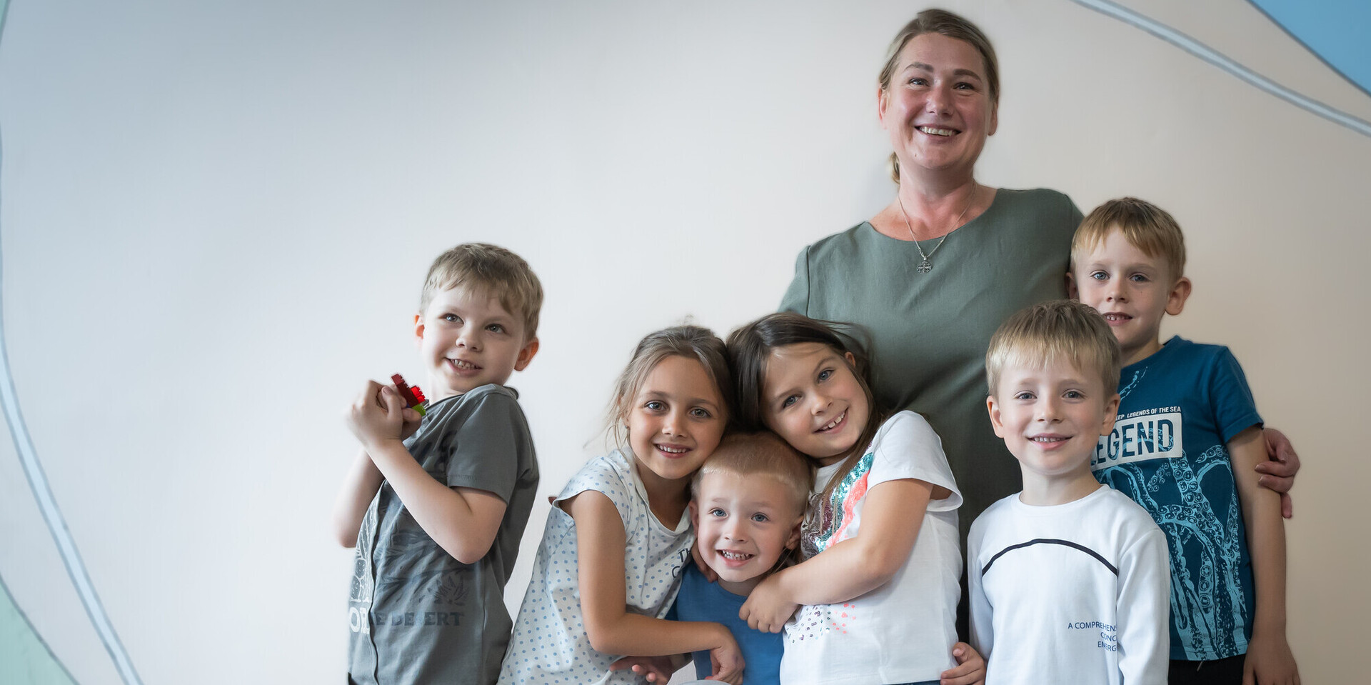 Kinder mit einer Erzieherin in einer Kita von World Vision