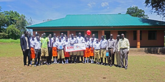 Kinder vor der neu gebauten Schule in einem Flüchtlingscamp in Uganda