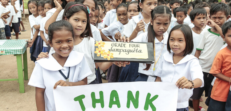 Philippinische Kinder bedanken sich für die Hilfe und die Spenden nach Taifun Haiyan Philippinische Kinder bedanken sich für die Hilfe und die Spenden nach Taifun Haiyan