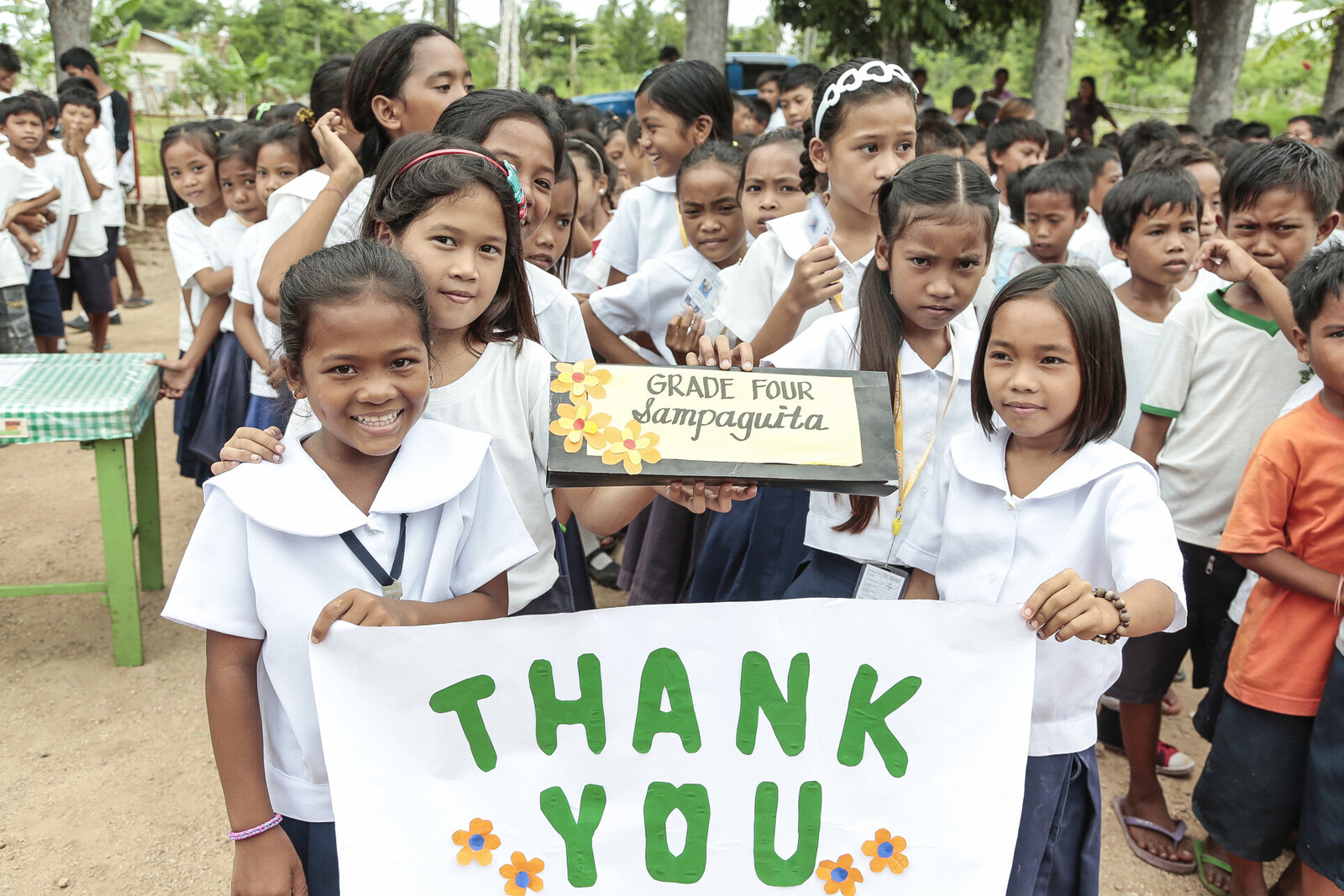 Philippinische Kinder bedanken sich für die Hilfe und die Spenden nach Taifun Haiyan
