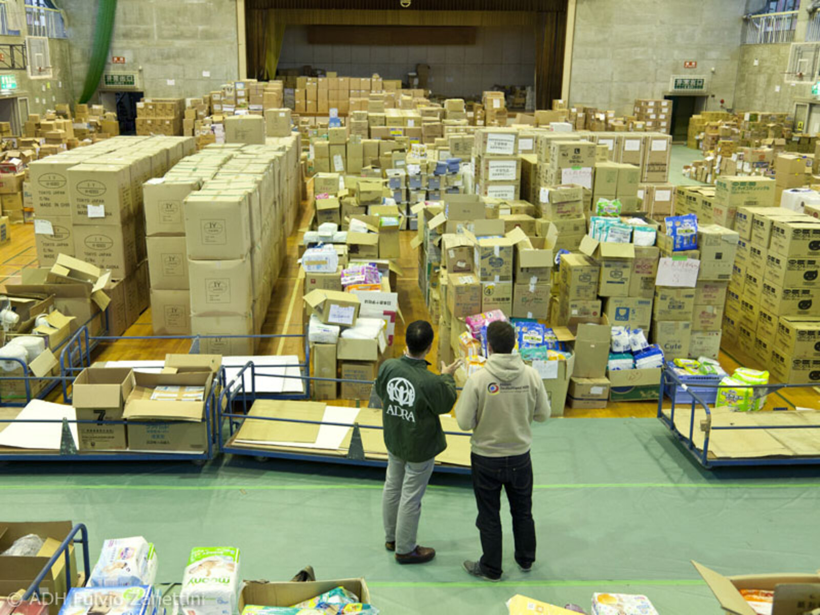 Das Warenhaus von ADRA in Yamamoto ist bis zur Decke voll mit Hilfsgütern wie beispielsweise Decken und Küchenutensilien