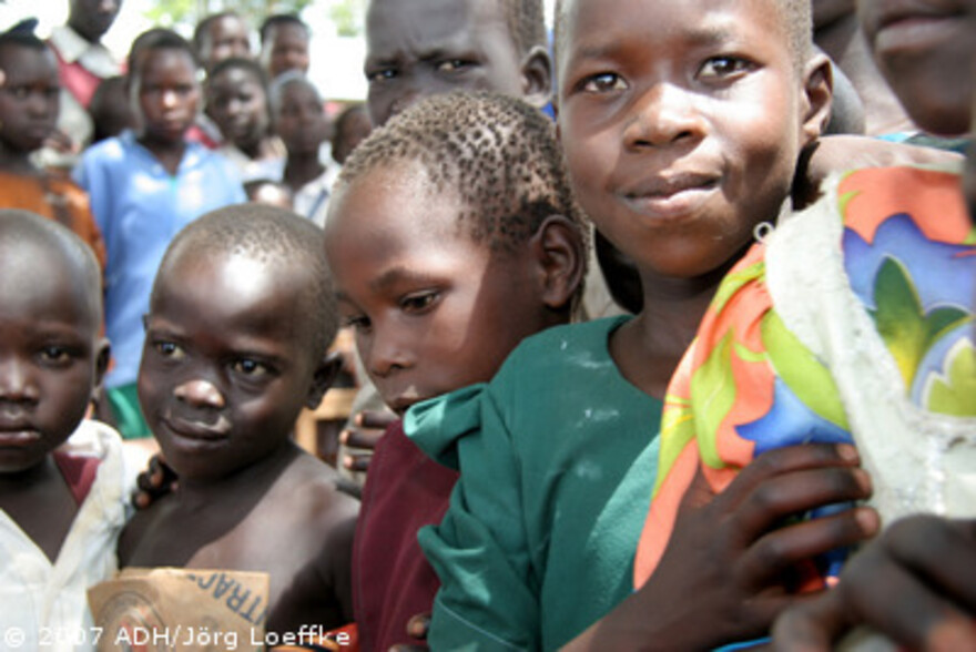 Flut Afrika: Kinder stehen Schlange um Hilfsgüter in Empfang zu nehmen