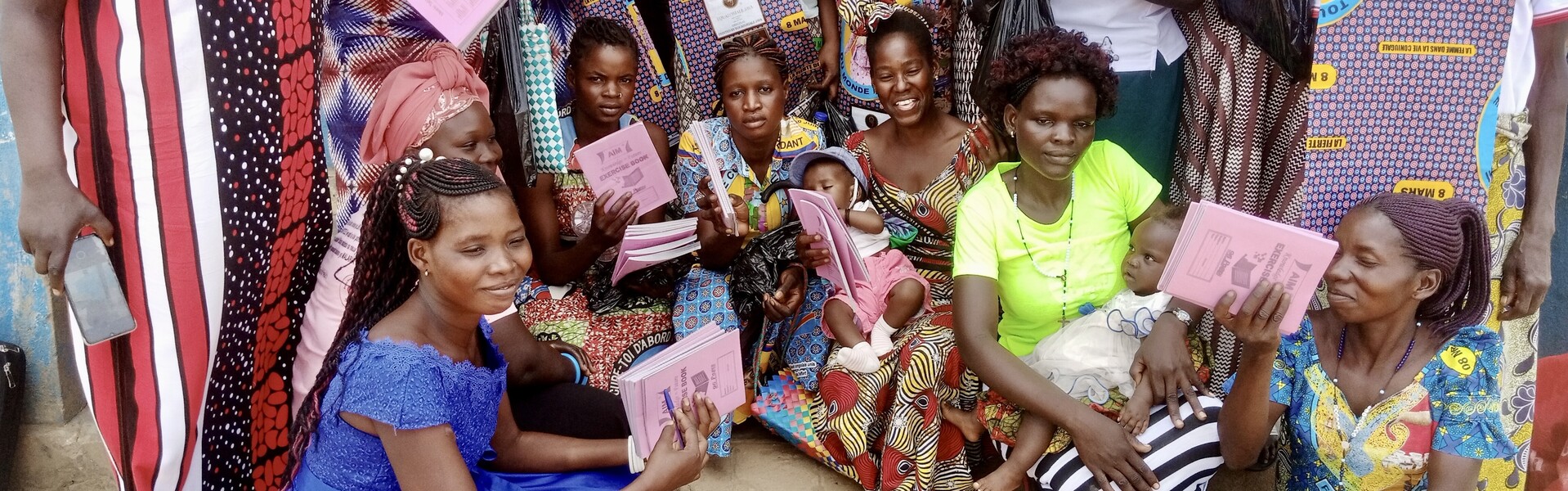 Kongolesinnen und Südsudanesinnen erhalten ihre Zertifikate nach der Teilnahme an einer Schulung zum Thema Friedensbildung