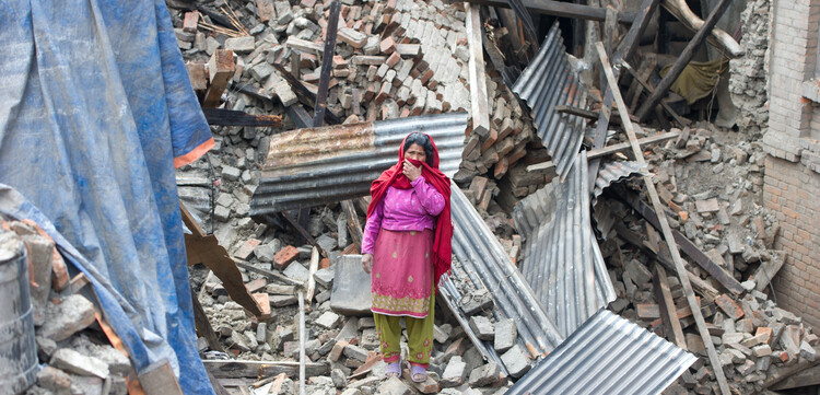 Eine Frau steht in den Trümmern, die einmal ihr Haus waren. In Nepal verwüstet ein schweres Beben innerhalb von Sekunden ganze Städte und Dörfer. Eine Frau steht in den Trümmern, die einmal ihr Haus waren. In Nepal verwüstet ein schweres Beben innerhalb von Sekunden ganze Städte und Dörfer.