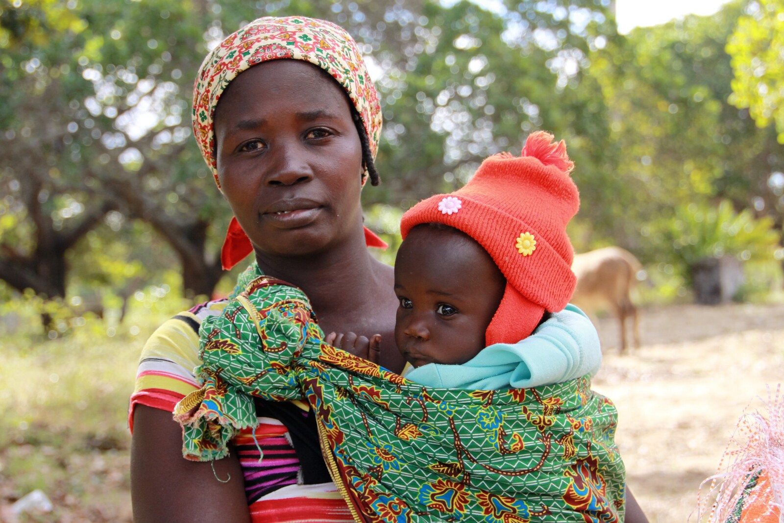 Eine Frau trägt ihr kleines Kind. In Mosambik herrscht seit Monaten eine schwere Dürre.