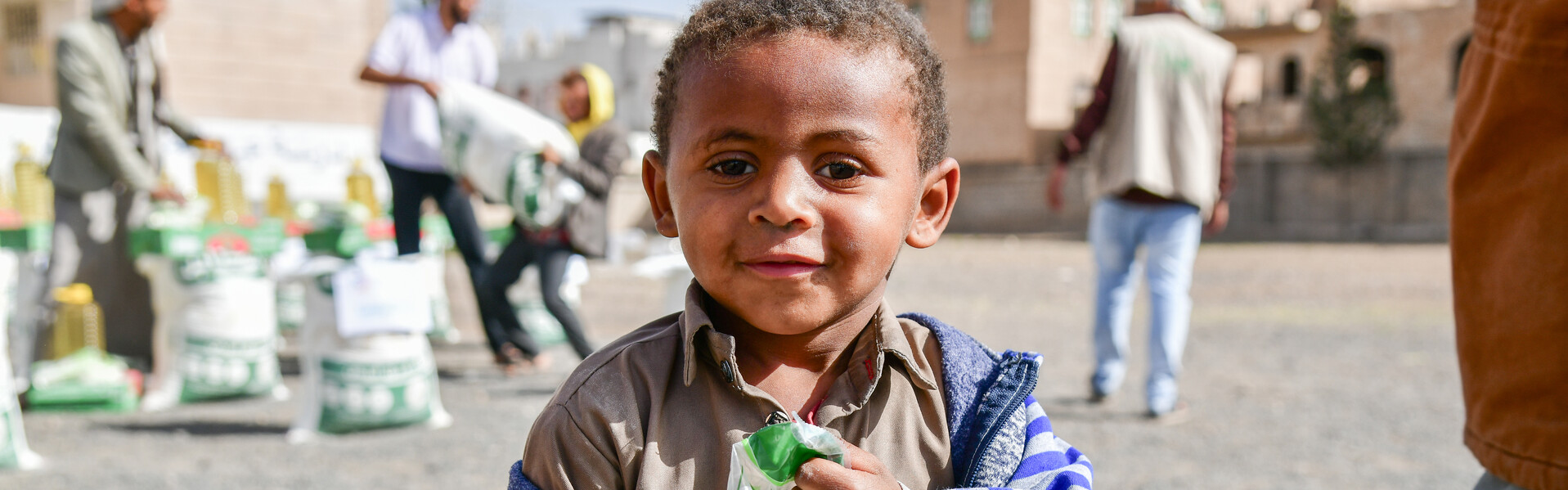 Kind im Jemen bei Verteilung von Hilfsgütern