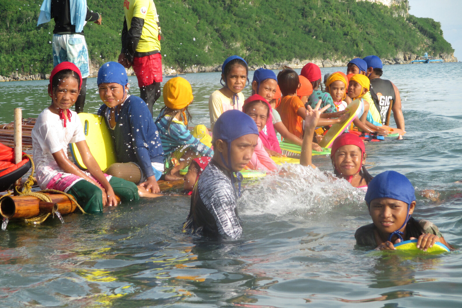 Kinder schwimmen im Wasser auf den Philippinen.